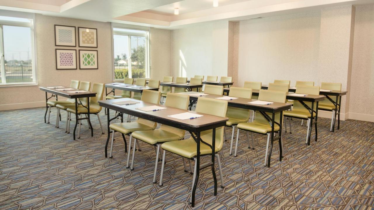 Holiday Inn Express Porterville By Ihg Exterior photo